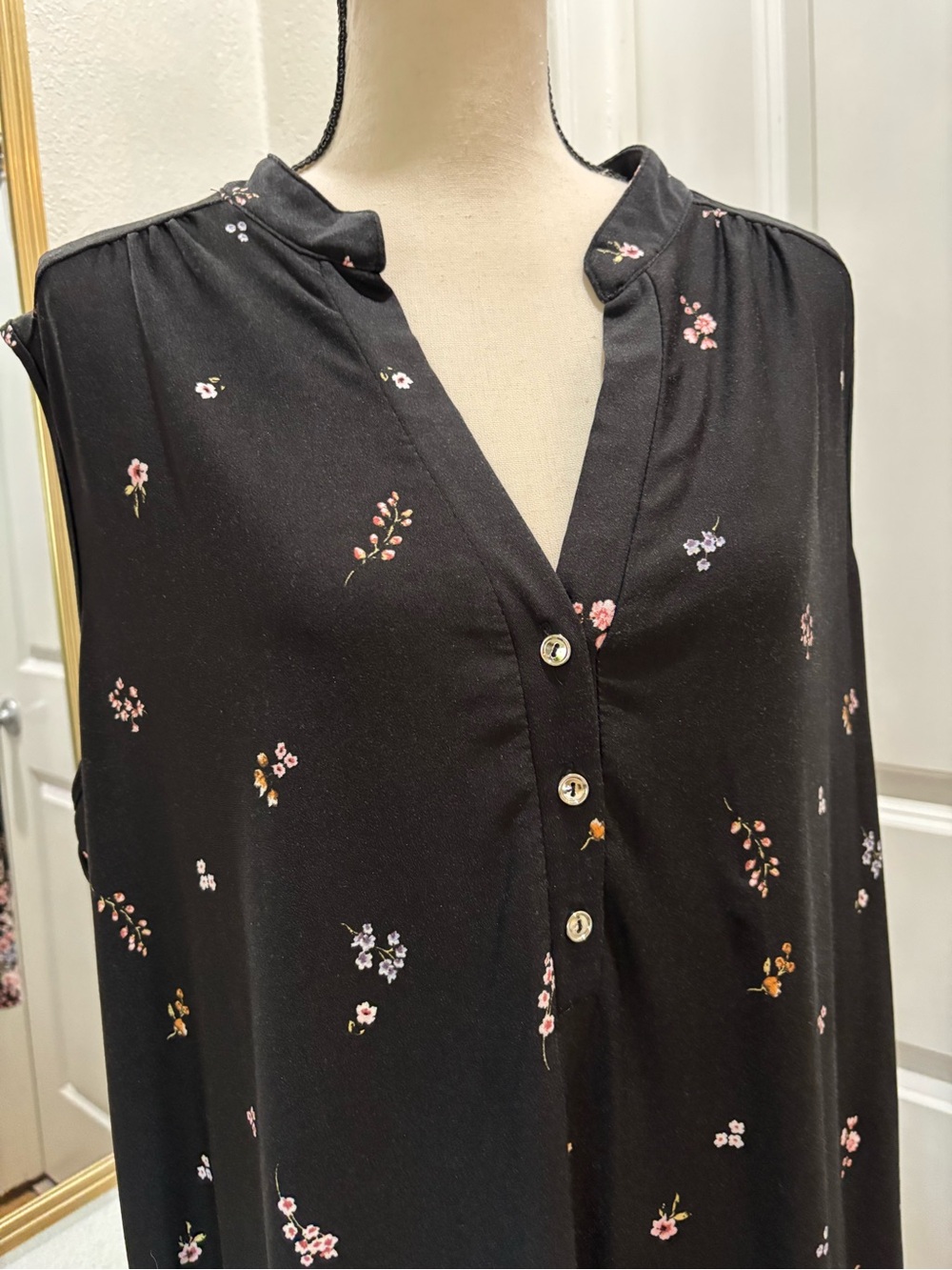 Perseption Black Sleeveless Floral-Hem Split V Tunic - Picture 7 of 12